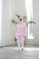 ⁦قميص وردي مع شبك⁩ - الصورة ⁦2⁩