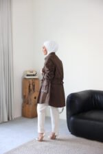 ⁦قميص بني⁩ - الصورة ⁦4⁩