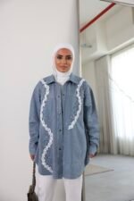⁦قميص جينز فاتح⁩ - الصورة ⁦3⁩
